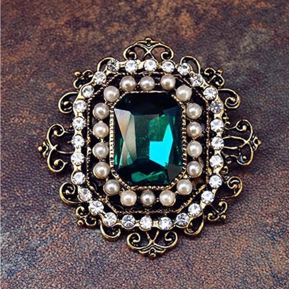 Elegant Green and Gold Brooch with Pearls